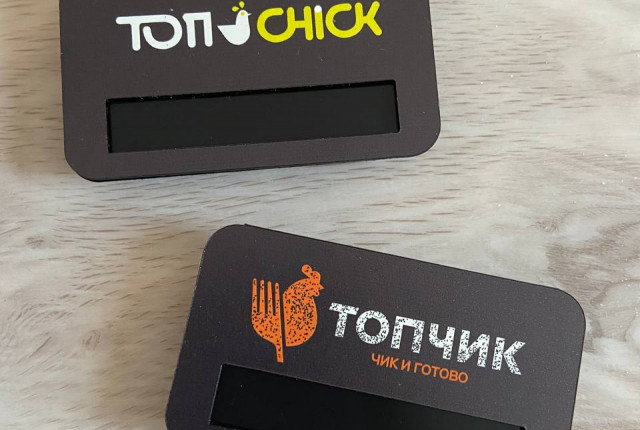 Бейдж с окном с логотипом